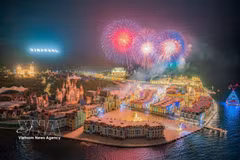 L'île de Hon Tre, dans la province de Khanh Hoa, s'illumine de feux d'artifice. Photo: VNA