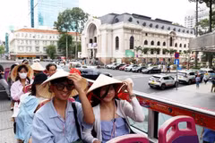 Le Vietnam a accueilli près de 10,7 millions de touristes étrangers au premier semestre. Photo: VNA
