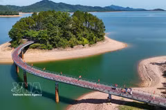 Le pont menant à l'île où se trouve le temple dédié à l'ancien secrétaire général du Parti Le Duan. Photo : VNA