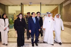 Le directeur général par intérim du KFAED, Waleed Al-Bahar (2e à partir de la gauche) accueille le Premier ministre Pham Minh Chinh et son épouse. Photo: VNA