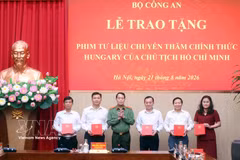 Remise des images d’archives du Président Ho Chi Minh au Bureau du Comité central du Parti, à la Télévision du Vietnam (VTV), à la Voix du Vietnam (VOV), à l’Agence vietnamienne d’information (VNA) et au Musée Ho Chi Minh. Photo: VNA