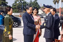 Le président de l'Assemblée nationale, Tran Thanh Man, et son épouse à l'aéroport de Ciampino, à Rome, avant leur départ pour la Turquie. Photo : VNA.