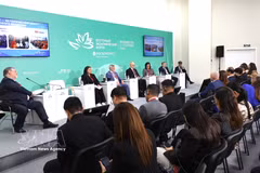 Table ronde intitulée « Connectivité eurasienne : défis et orientations pour promouvoir la coopération », organisée le 2 septembre par le ministère russe des Affaires étrangères dans le cadre de la 11e édition du Forum économique oriental: Photo: VNA