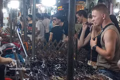 Des touristes étrangers visient le marché du Vieux Quartier de Hanoï. Photo: VNA
