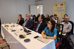 Des participants au séminaire « La politique industrielle sous une perspective empirique » à Genève. Photo: VNA
