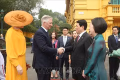 Le président Luong Cuong et son épouse (droite) président la cérémonie d’accueil en l’honneur du roi Philippe et de la reine Mathilde de Belgique à Hanoï. Photo: VNA