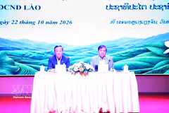L’ambassadeur du Vietnam au Laos, Nguyen Minh Tam (gauche) et le vice-ministre lao de l’Agriculture et de l’Environnement, Xaynakhon Inthavong coprésident la conférence de promotion des investissements dans le secteur agricole au Laos. Photo: VNA