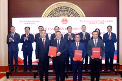 Vietjet et AVIC Cabin Systems échangent l'accord de coopération. Photo: VNA