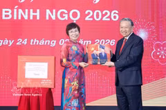 La directrice générale de la VNA, Vu Viet Trang, remet au secrétaire général To Lam un ouvrage photographique réalisé par les journalistes du Département de rédaction des photos de presse. Photo : VNA
