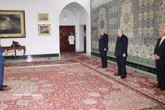L'ambassadeur du Vietnam en Algérie, Vu Duy Long présente ses lettres de créance au président algérien Abdelmadjid Tebboune. Photo: VNA