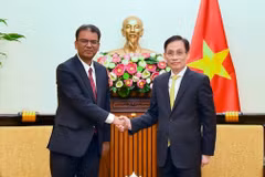 Le ministre des Affaires étrangères, Le Hoai Trung (droite) et l’ambassadeur non-résident du Népal au Vietnam, Dhan Bahadur Oli