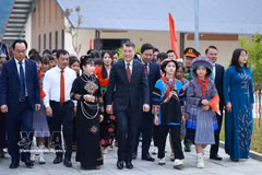 Le Premier ministre Le Minh Hung et des enseignants, élèves de l'internat multi-niveaux de Muong Khuong dans la province de Lao Cai. Photo: VNA