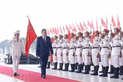 Le secrétaire général du Parti et président vietnamien, To Lam, passe en revue la garde d'honneur de la Sécurité publique populaire. Photo : VNA