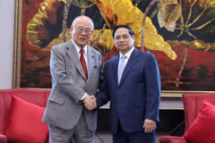 Le Premier ministre Pham Minh Chinh (droite) et le conseiller spécial de l’Alliance parlementaire d’amitié Japon–Vietnam, Takebe Tsutomu. Photo: VGP