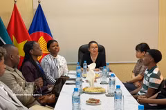 Rencontre des étudiants mozambicains bénéficiaires de bourses d’études du gouvernement vietnamien. Photo: VNA