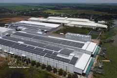 Une usine dans la province de Dong Thap, équipée de paneaux photovoltaïques sur toit. Photo: VNA
