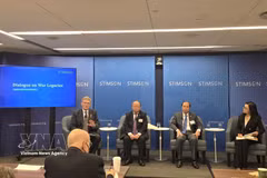 L’ambassadeur du Vietnam aux États-Unis, Nguyen Quoc Dung (2e de droite) au dialogue sur l’héritage de la guerre en Asie du Sud-Est, organisé le 21 octobre à Washington. Photo: VNA