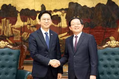 Le vice-Premier ministre Ho Quoc Dung (droite) reçoit le vice-Premier ministre et ministre des Sciences et des TIC de la République de Corée, Bae Kyung Hoon. Photo: baochinhphu:vn