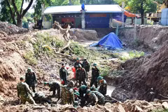 Recherche de dépouilles de martyrs au parc Le Thi Rieng, à Hô Chi Minh-Ville. Photo: nhandan.vn