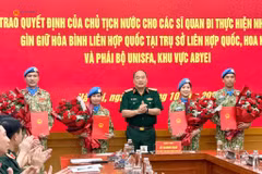 Remise de décisions de nommination à quatre officiers de l’Armée populaire du Vietnam. Photo: daibieunhandan.vn