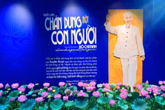 L’exposition thématique « Hô Chi Minh – Portrait d’un homme » s’est ouverte le 28 août au Centre d’exposition du Vietnam à Hanoï. Photo: VNA