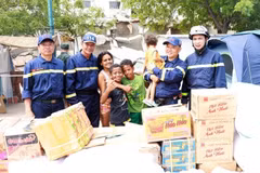 L'équipe de secours vietnamienne remet des articles de première nécessité aux victimes du double séisme du 24 juin au Venezuela. Photo : VNA
