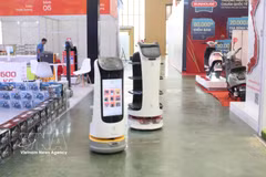 Un robot réceptionniste à la Foire du printemps 2026. Photo: VNA