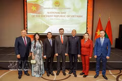 Des responsables du Parti communiste de Biélorussie au banquet de l'ambassade du Vietnam en l'honneur de la Fête nationale. Photo: VNA