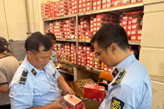 Des agents du Service de surveillance du marché de Hanoï inspectent des produits présentant des signes de non-conformité aux réglementations relatives à l'étiquetage, à la publicité et à la propriété intellectuelle. Photo: VNA