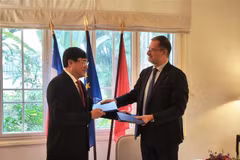 Signature de l'accord de cooépration dans le sport entre la France et le Vietnam, le 12 février à Hanoï. Photo: VNA