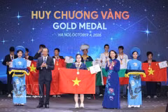 Des élèves vietnamiens décrochant une médaille d'or aux IOAA 2026. Photo: VNA