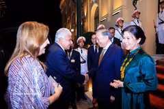 Le secrétaire général du Comité central du PCV et président de la République, Tô Lâm, et son épouse (droite) président un banquet en l’honneur du président panaméen José Raúl Mulino et de son épouse. Photo : VNA