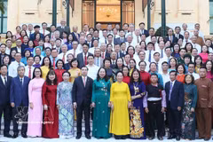 La vice-présidente Vo Thi Anh Xuan et des délégués au Congrès national consacré à la célébration des modèles d’apprentissage exemplaires et au bilan de cinq années de mise en œuvre de décisions du Premier ministre. Photo: VNA