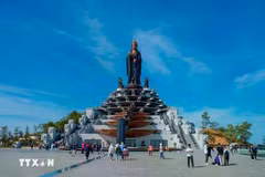 Une statue de Bouddha sur le mont Ba Den. Photo : VNA