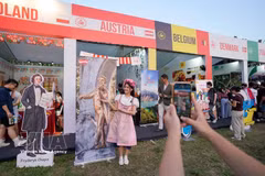 Visiteurs au 2e Festival culturel mondial à Hanoï. Photo: VNA