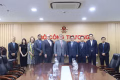 Le ministre de l’Industrie et du Commerce, Le Manh Hung (4e à partir de la droite) et Eric M. Hambly (5e à partir de la droite), président-directeur général du groupe américain Murphy Oil. Photo: moit.gov.vn
