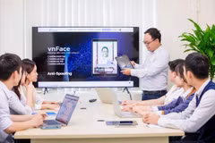Le ministère de l'Intérieur prévoit de réduire le délai de délivrance des permis de travail aux étrangers au Vietnam de 36 à 10 jours. Photo: Vietnam+