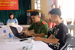 Un policier du quartier de Ly Thuong Kiet, dans la province de Ninh Binh, explique aux habitants comment utiliser l’application VNeID sur leur smartphone. Photo: VNA
