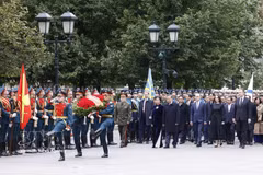 Le secrétaire général du Parti communiste du Vietnam et président vietnamien, To Lam, accompagné de son épouse et d’une délégation vietnamienne de haut niveau, se rend à la Tombe du Soldat inconnu à Moscou pour y déposer des fleurs. Photo: VNA