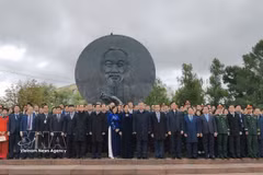 Le secrétaire général du Parti communiste du Vietnam et président vietnamien, To Lam, son épouse et la délégation vietnamienne devant le monument dédié au Président Ho Chi Minh à Moscou. Photo: VNA