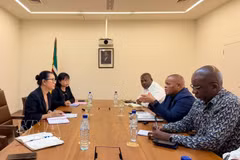 L’ambassadrice du Vietnam au Mozambique, Tran Thi Thu Thin, rencontre le ministre mozambicain de l’Agriculture, de l’Environnement et de la Pêche, Roberto Mito Albino. Photo: VNA