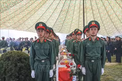 Cérémonie commémorative et d’inhumation des restes de 10 soldats volontaires vietnamiens tombés au Laos. Photo: VNA