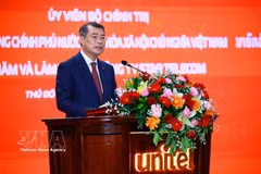 Le Premier ministre vietnamien Le Minh Hung à la visite du siège de Star Telecom à Vientiane. Photo: VNA