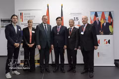 Le Quoc Phong, secrétaire adjoint permanent du Comité du Parti de Hô Chi Minh-Ville (3e de droite), le vice-président du Bundestag allemand, Bodo Ramelow (4e), l'ambassadeur du Vietnam en Allemagne, Nguyen Dac Thanh (2e) et le président de l'Association Allemagne-Vietnam, Rolf Schulze (premier). Photo: VNA