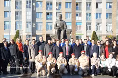 Des délégués du 2e Forum de diplomatie populaire Russie-Vietnam devant le monument du Président Ho Chi Minh à Saint-Pétersbourg. Photo: VNA