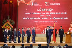 Le secrétaire général du Parti communiste du Vietnam et président de la République, To Lam, remet l’Ordre du Travail de premier classe à l'Université des sciences et des technologies de Hanoï. Photo: VNA