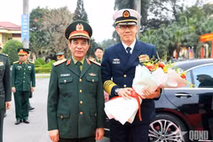 Le ministre de la Défense, Phan Van Giang (gauche) et son homologue chinois Dong Jun. Photo: qdnd.vn
