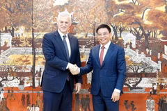 Le ministre des Finances Nguyen Van Thang (droite) reçoit le directeur général de Standard Chartered, Bill Winter, le 3 avril à Hanoï. Photo: Vietnam+