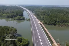 Un tronçon de l'autoroute Ben Luc - Long Thanh traversant la province de Dong Nai. Photo: VNA