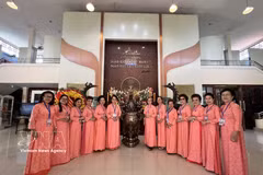 Des Vietnamiennes en Thaïlande visitent le mémorial du Président Hô Chi Minh, dans la province d'Udon Thani. Photo : VNA